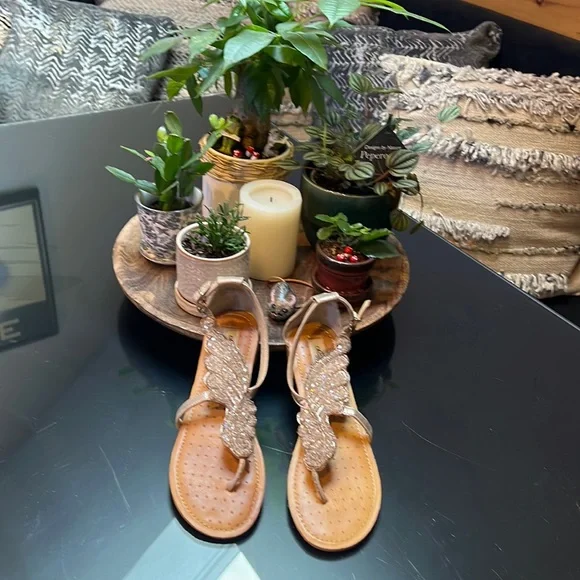 Adorable angel wings gold use maybe a few times - Picture 1 of 6